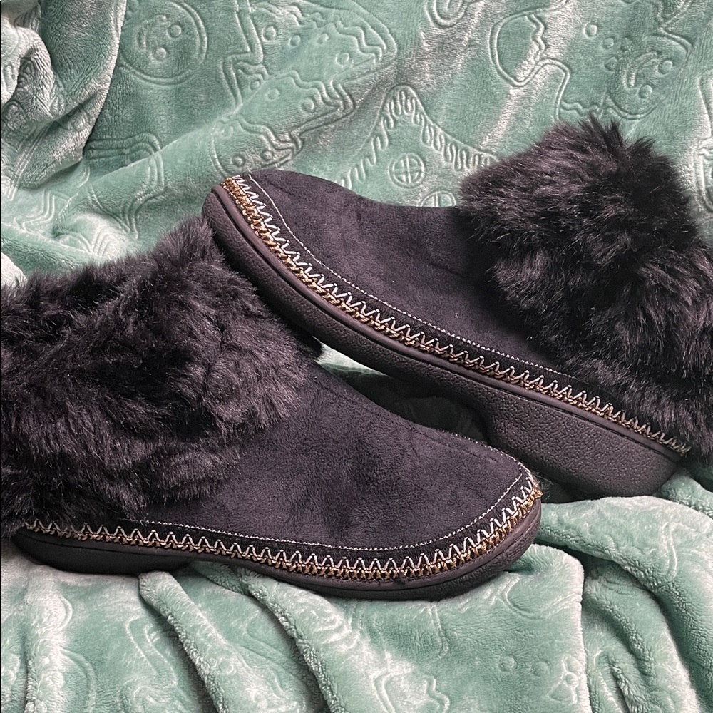 Isotoner Black Fur-Lined Slippers Size 7.5-8